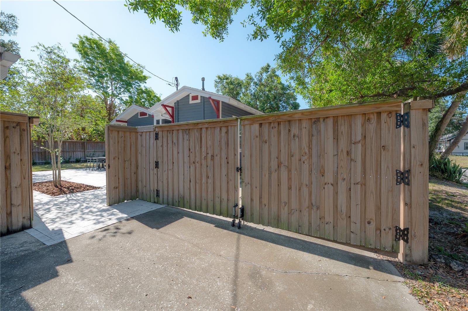 121 W MOHAWK AVE, TAMPA, FL, 33604