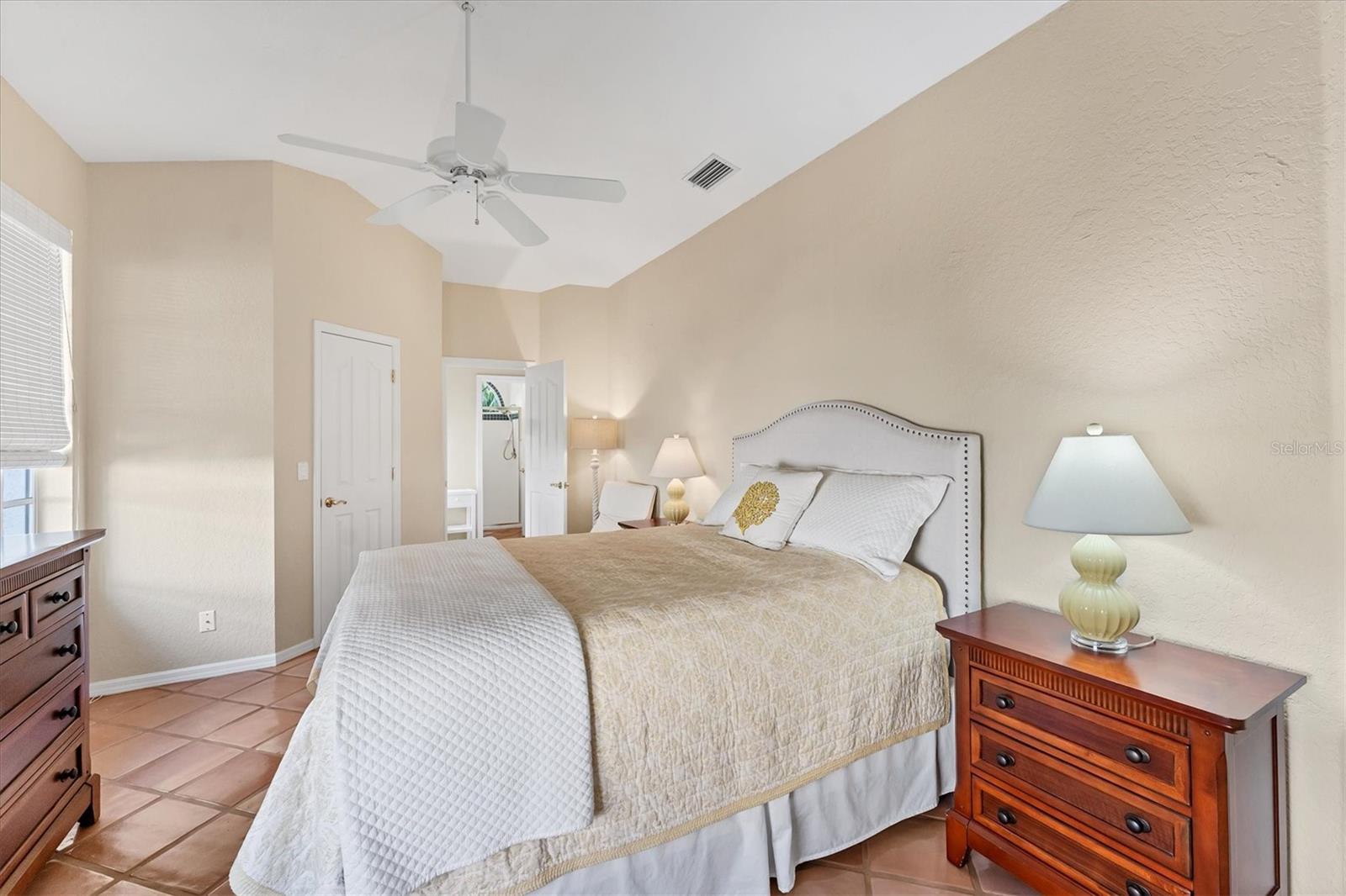 A4649914 Property Photo