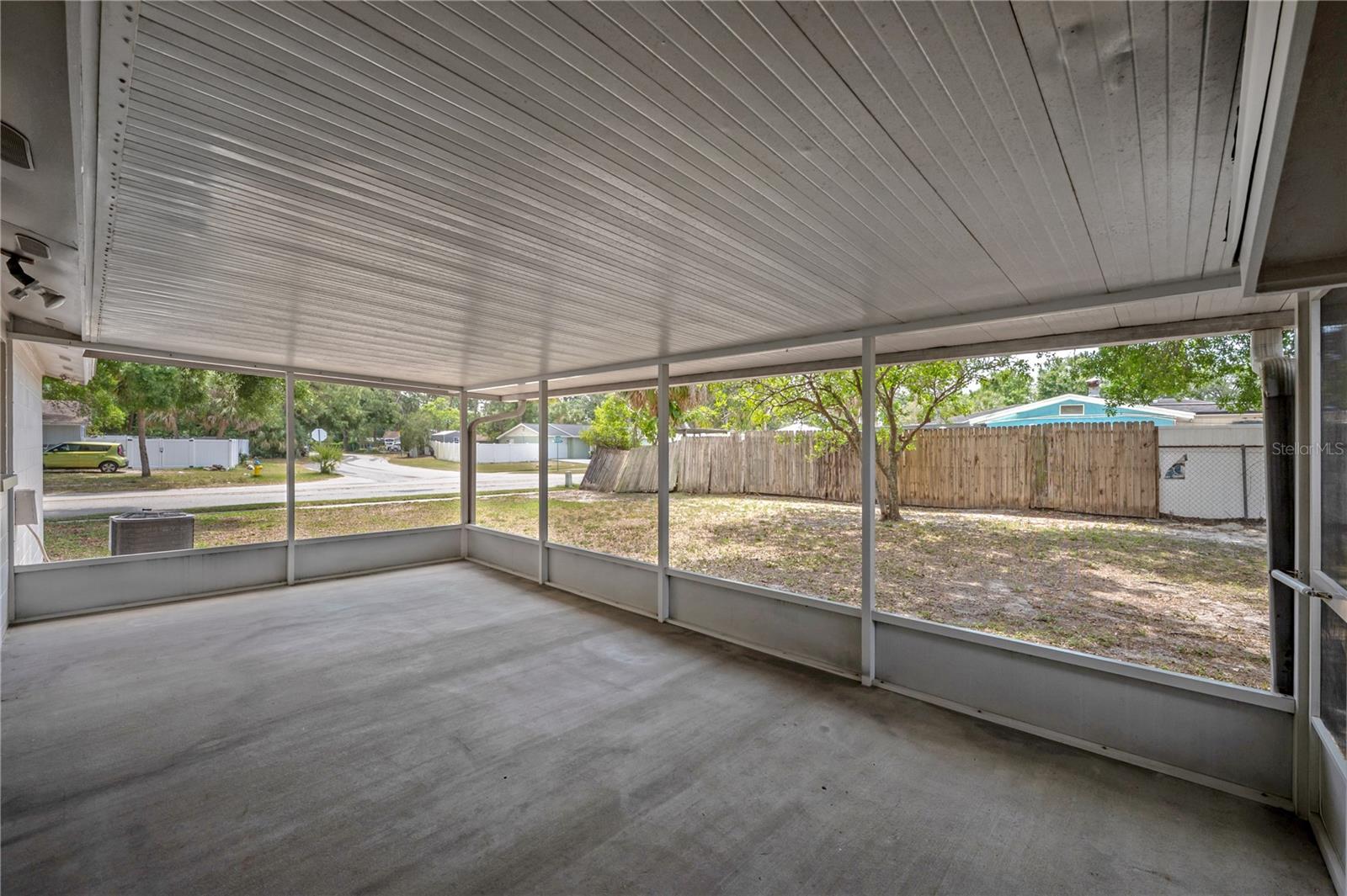 8402 WOODLAKE DR, TAMPA, FL, 33615