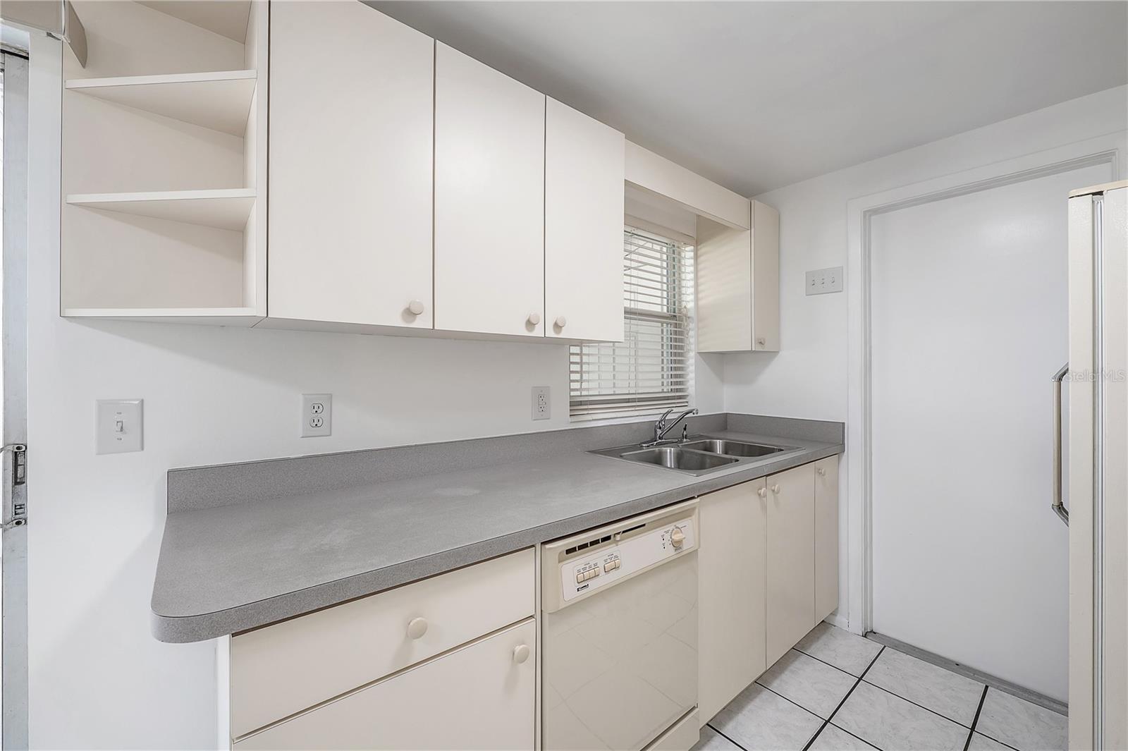 8402 WOODLAKE DR, TAMPA, FL, 33615