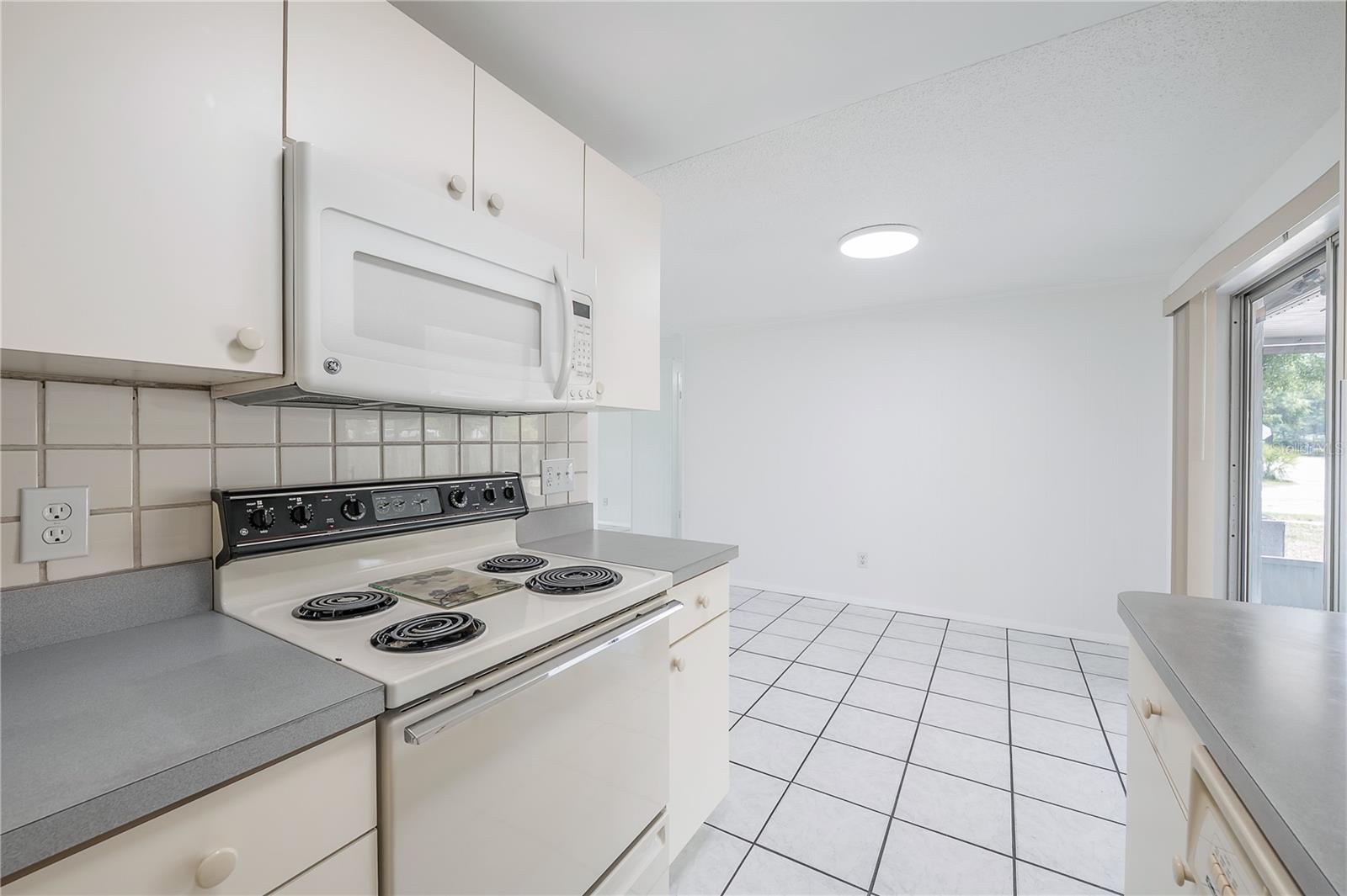 8402 WOODLAKE DR, TAMPA, FL, 33615