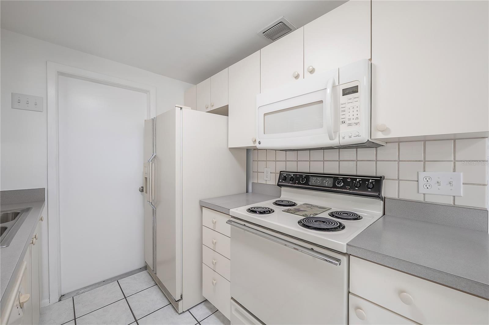 8402 WOODLAKE DR, TAMPA, FL, 33615