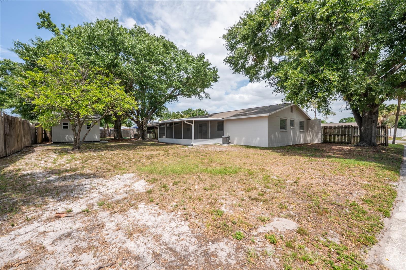 8402 WOODLAKE DR, TAMPA, FL, 33615