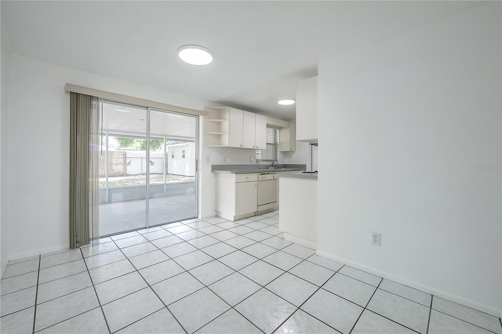 8402 WOODLAKE DR, TAMPA, FL, 33615