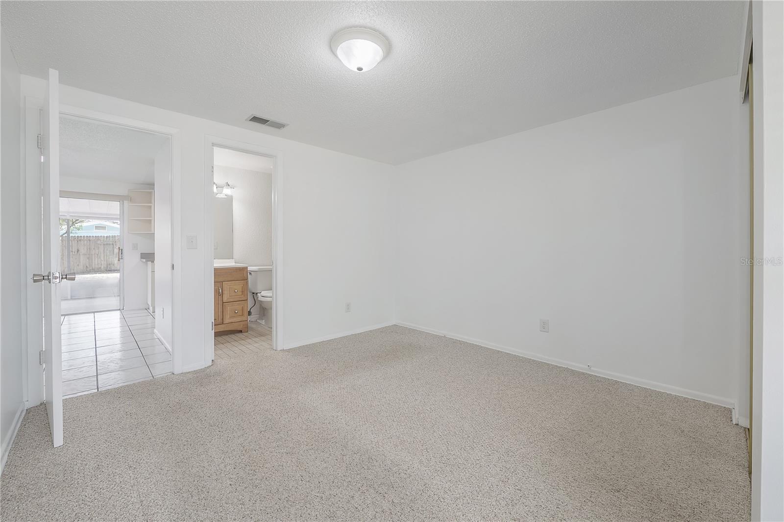 8402 WOODLAKE DR, TAMPA, FL, 33615