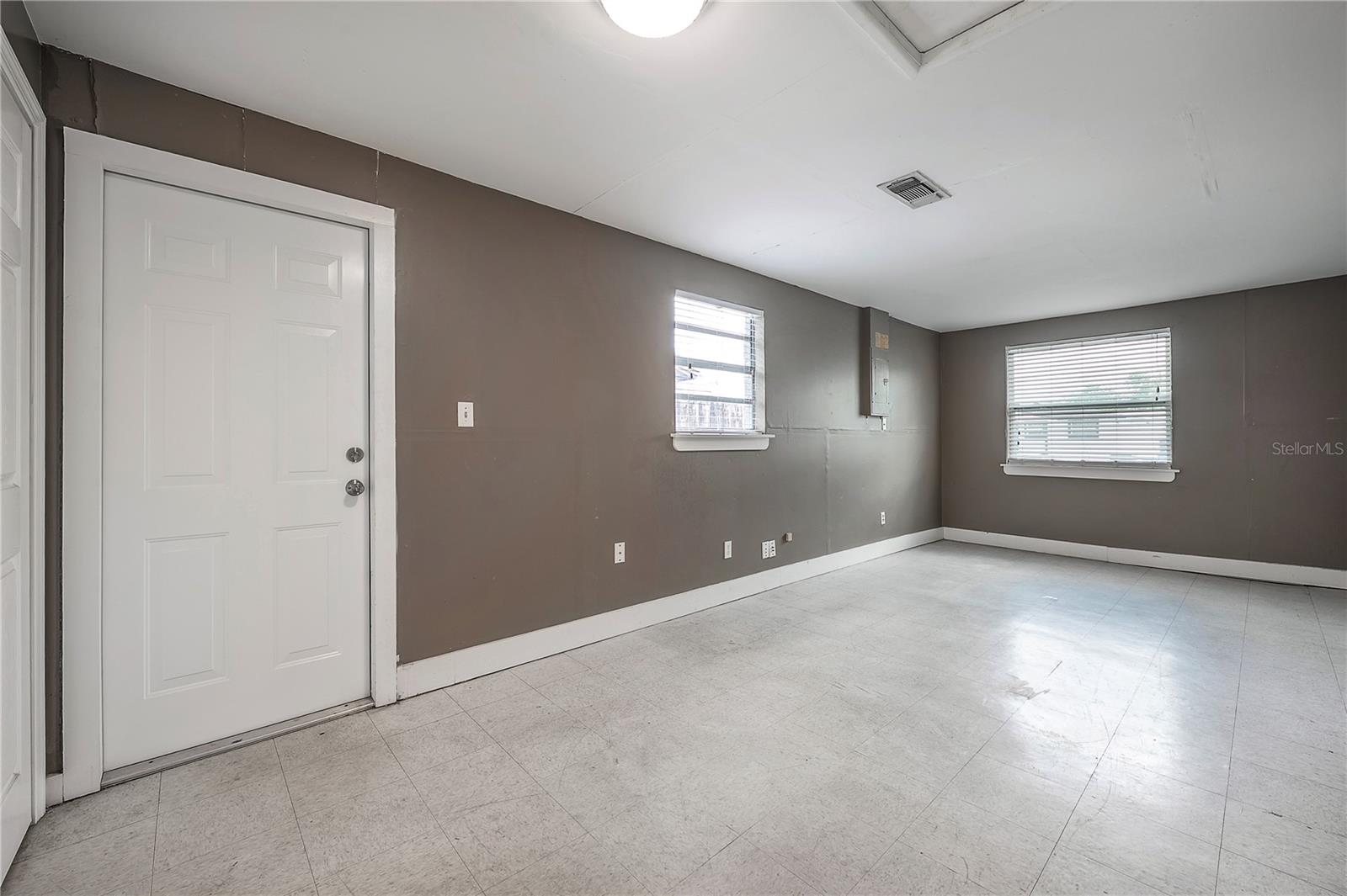 8402 WOODLAKE DR, TAMPA, FL, 33615