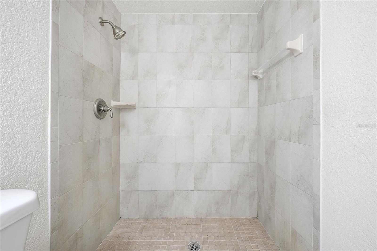 8402 WOODLAKE DR, TAMPA, FL, 33615