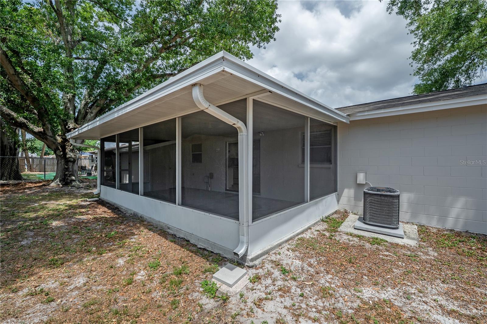 8402 WOODLAKE DR, TAMPA, FL, 33615