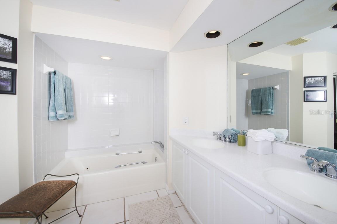 3605 54TH DR W #202, BRADENTON, FL, 34210