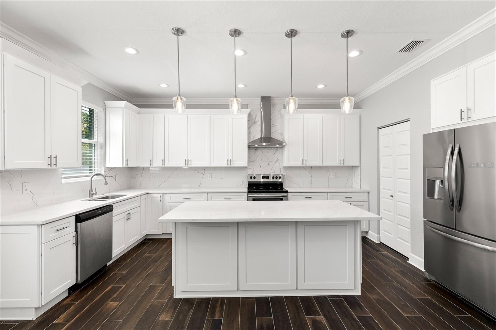 2124 W BEACH ST, TAMPA, FL, 33607