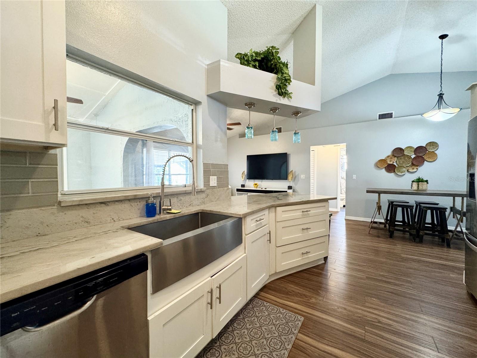 1813 LANDSIDE DR, VALRICO, FL, 33594