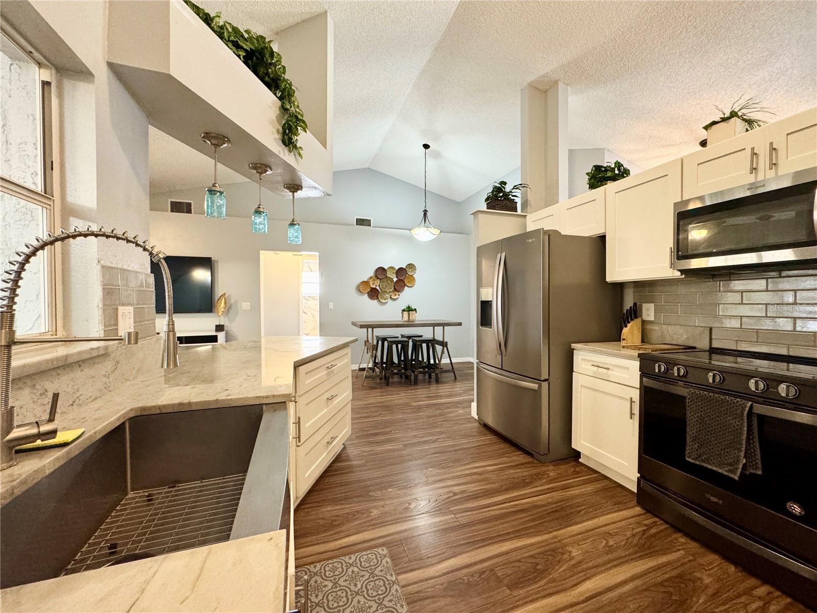 1813 LANDSIDE DR, VALRICO, FL, 33594