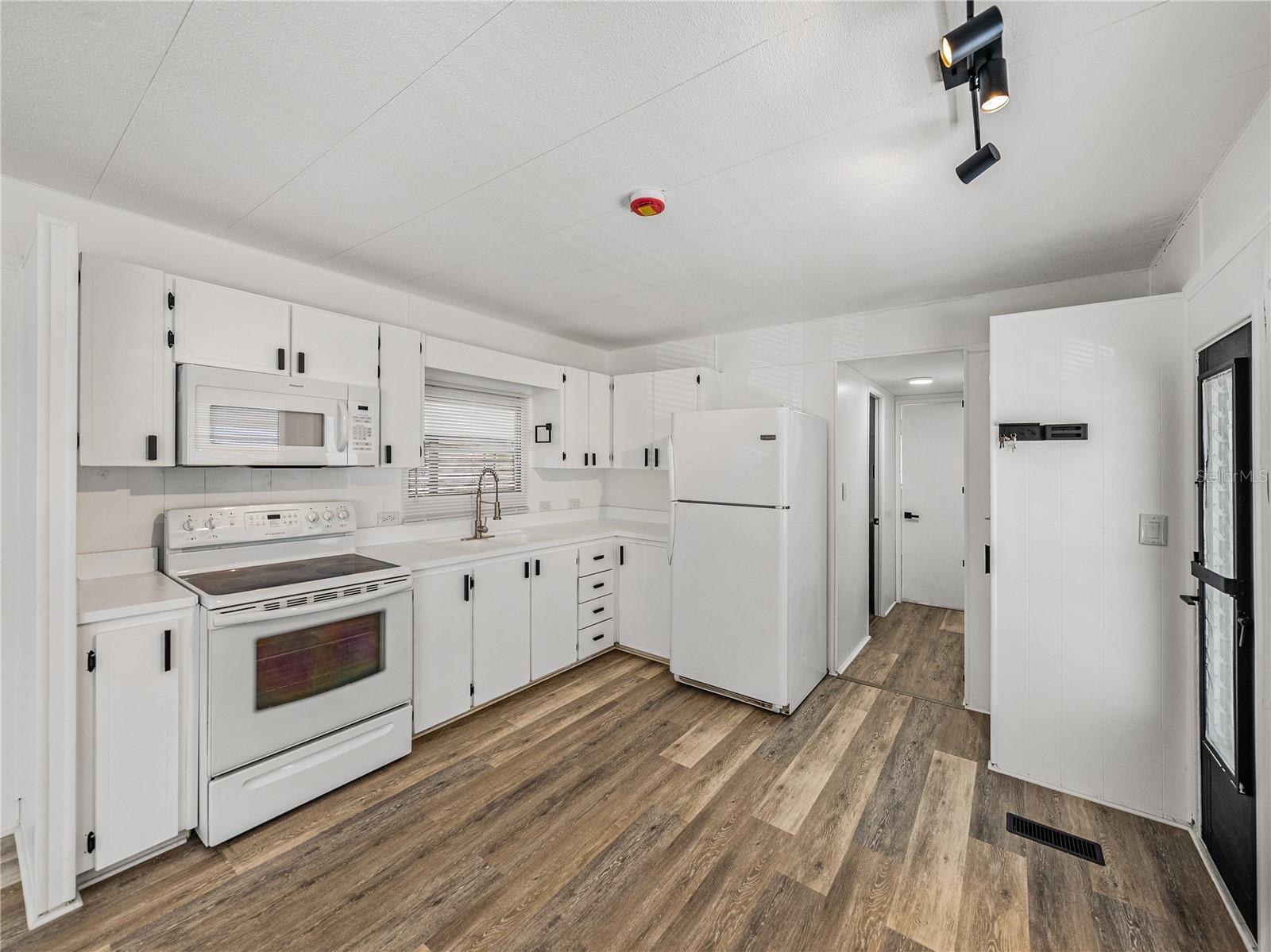 TB8378550 Property Photo