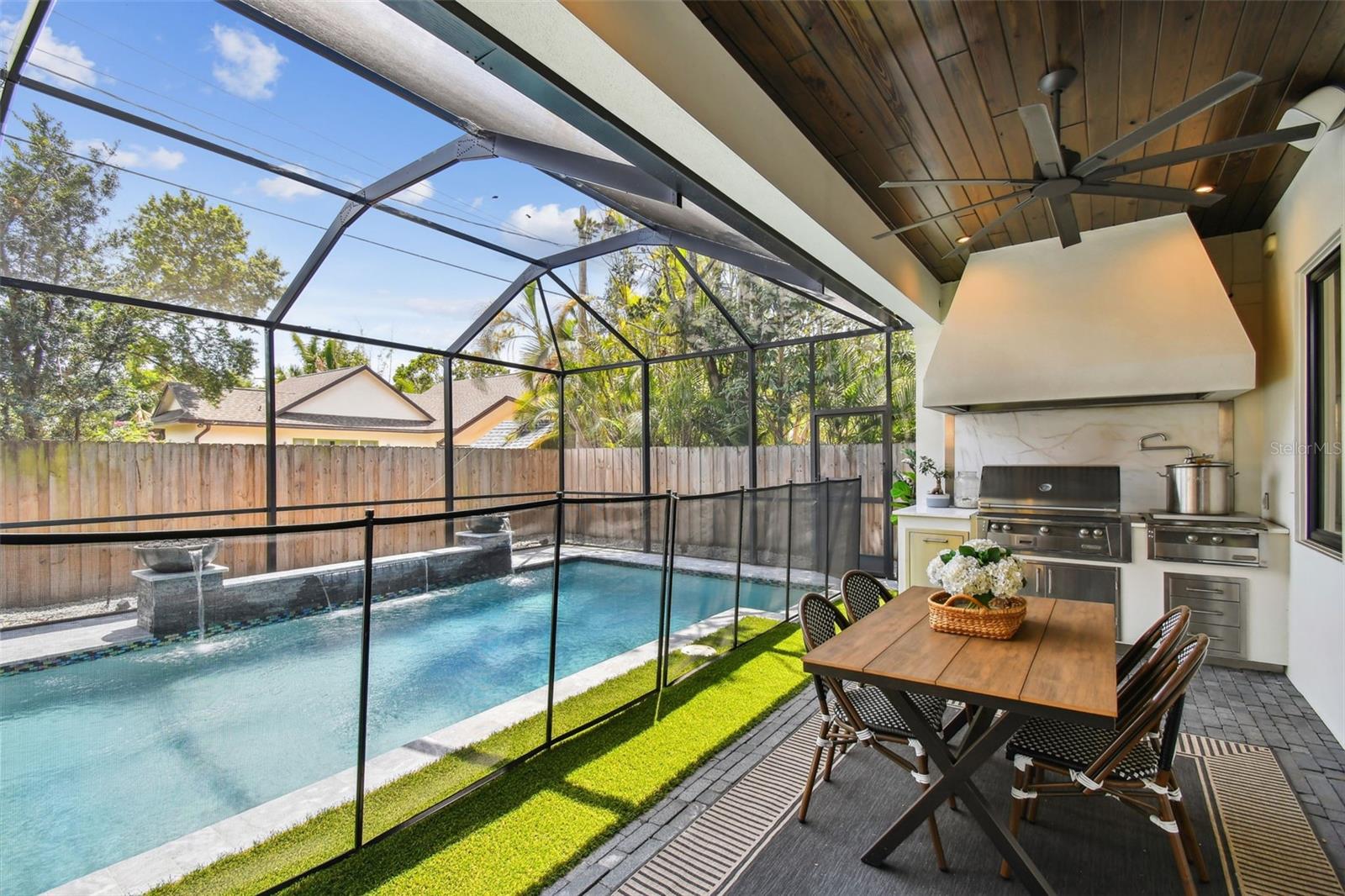 2402 W PARKLAND BLVD, TAMPA, FL, 33609