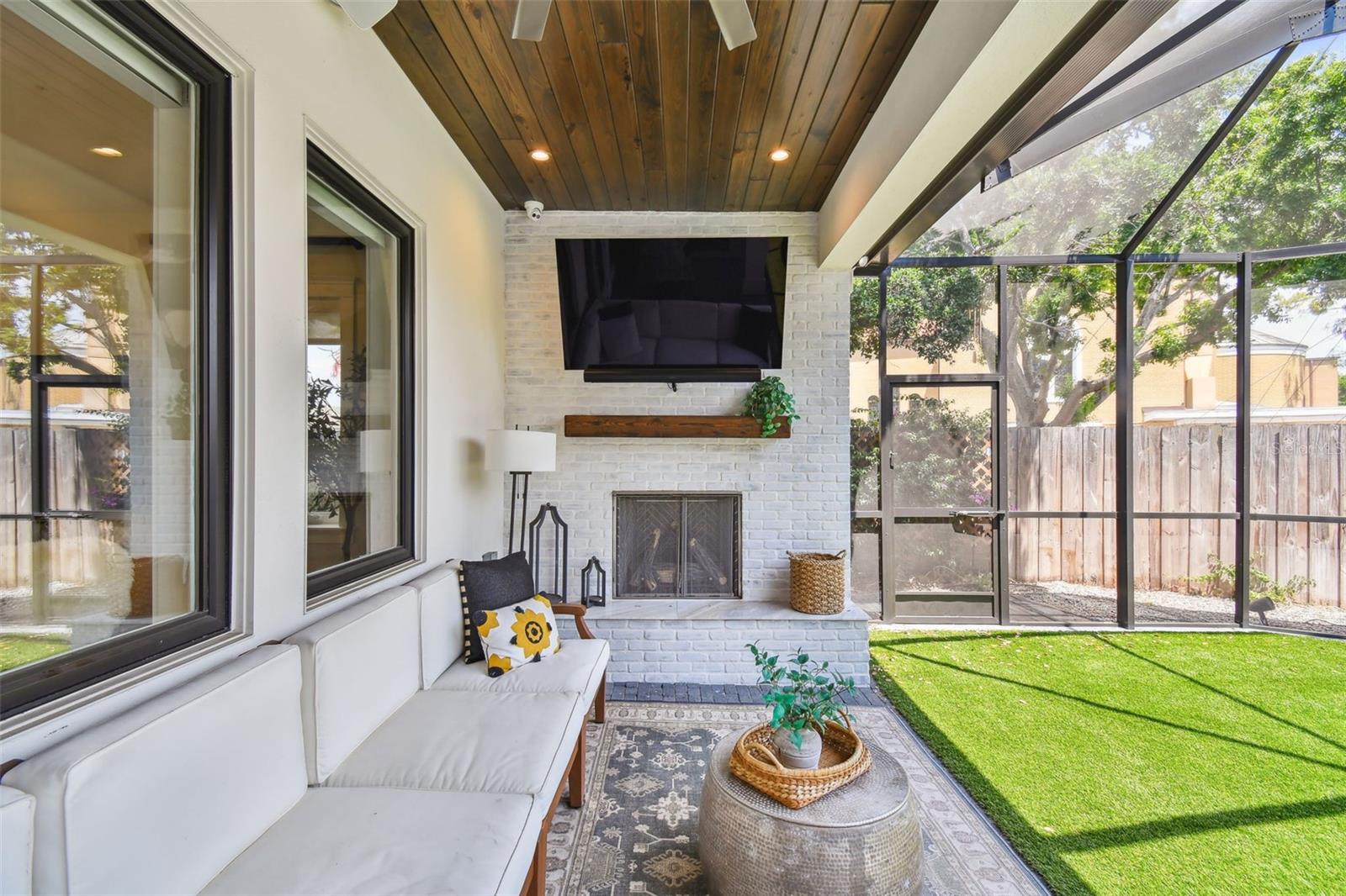 2402 W PARKLAND BLVD, TAMPA, FL, 33609