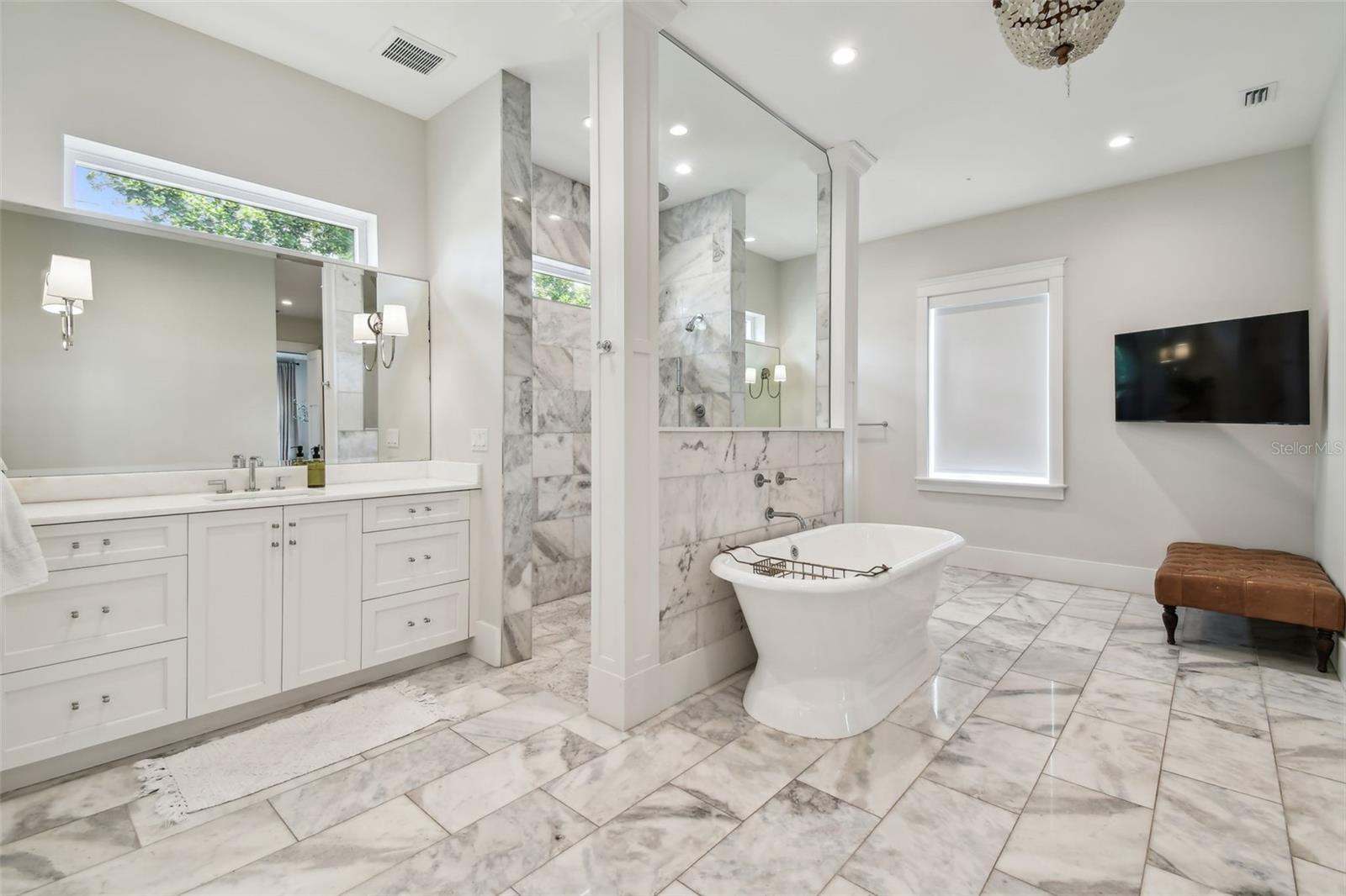 2402 W PARKLAND BLVD, TAMPA, FL, 33609