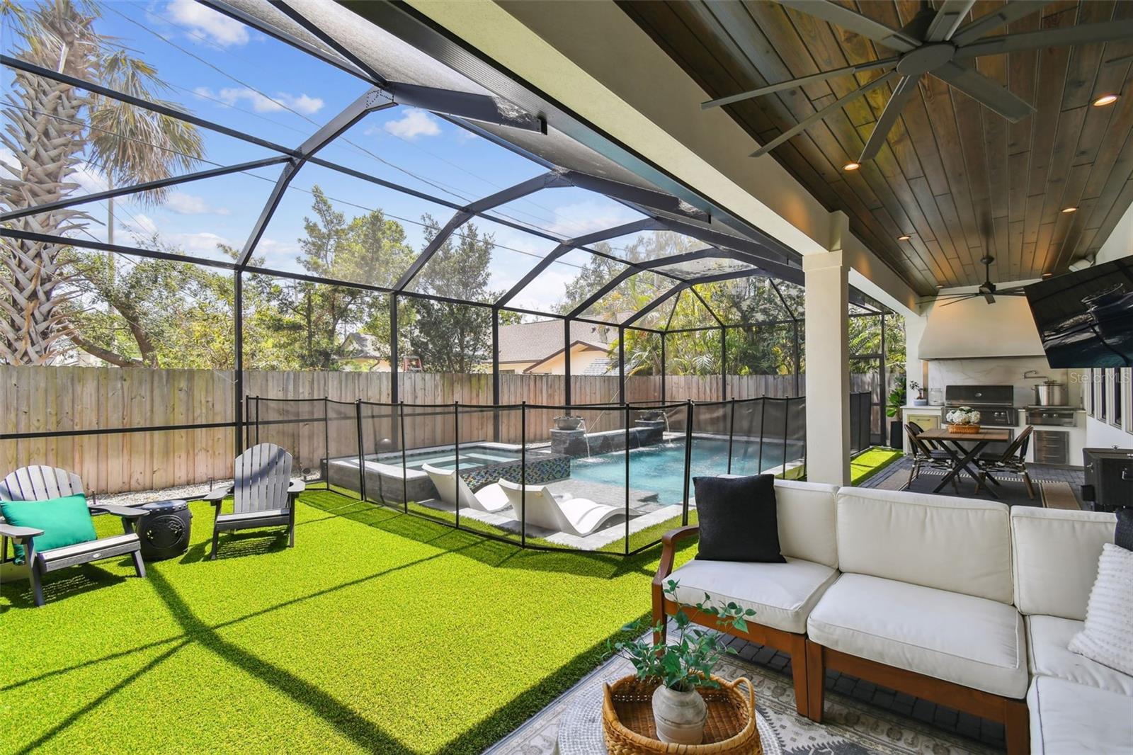 2402 W PARKLAND BLVD, TAMPA, FL, 33609