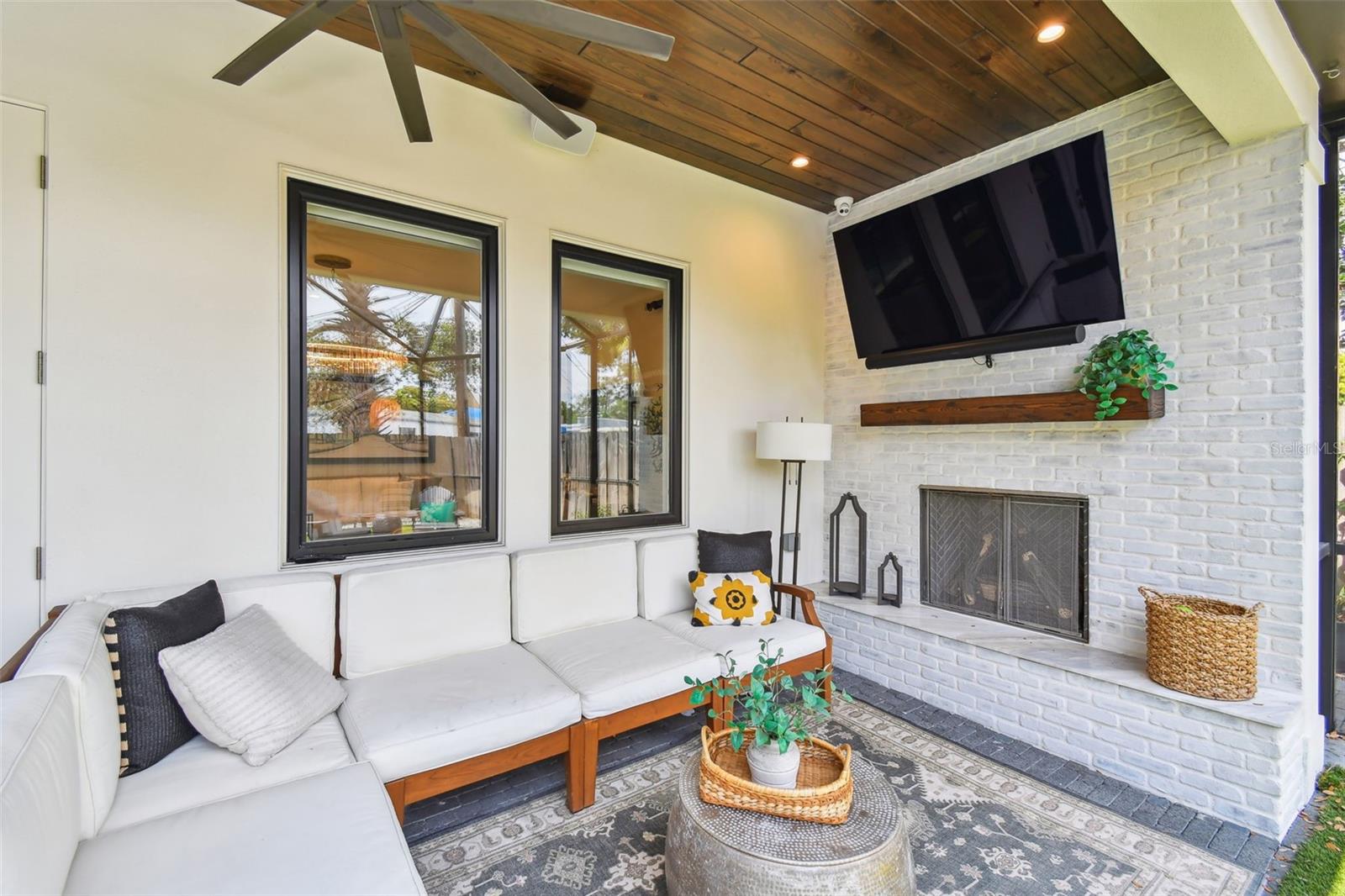 2402 W PARKLAND BLVD, TAMPA, FL, 33609