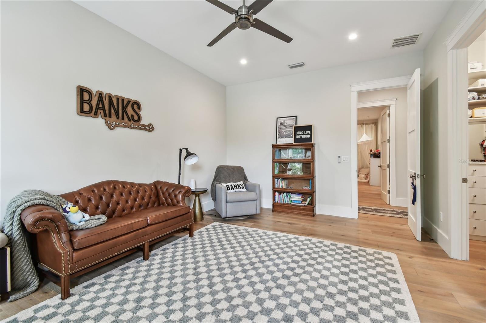 2402 W PARKLAND BLVD, TAMPA, FL, 33609