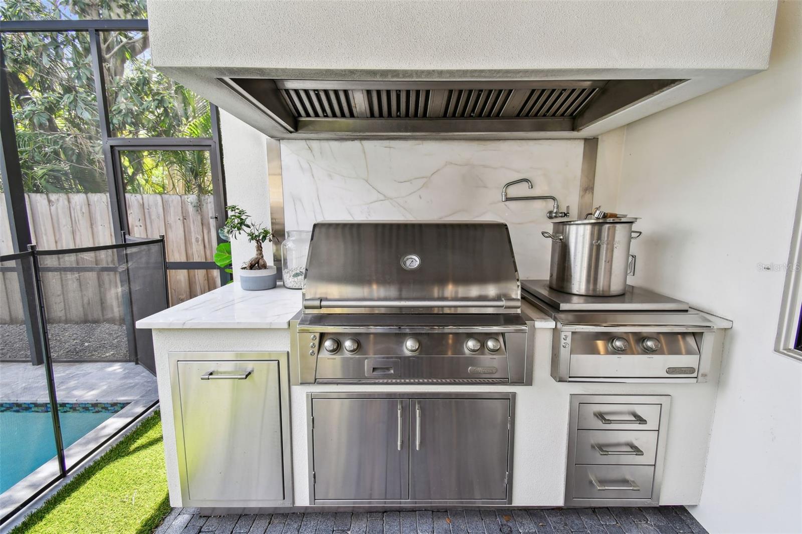 2402 W PARKLAND BLVD, TAMPA, FL, 33609