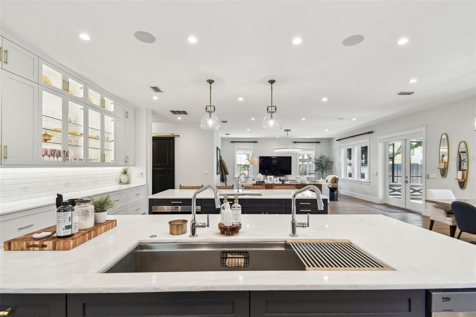 2402 W PARKLAND BLVD, TAMPA, FL, 33609