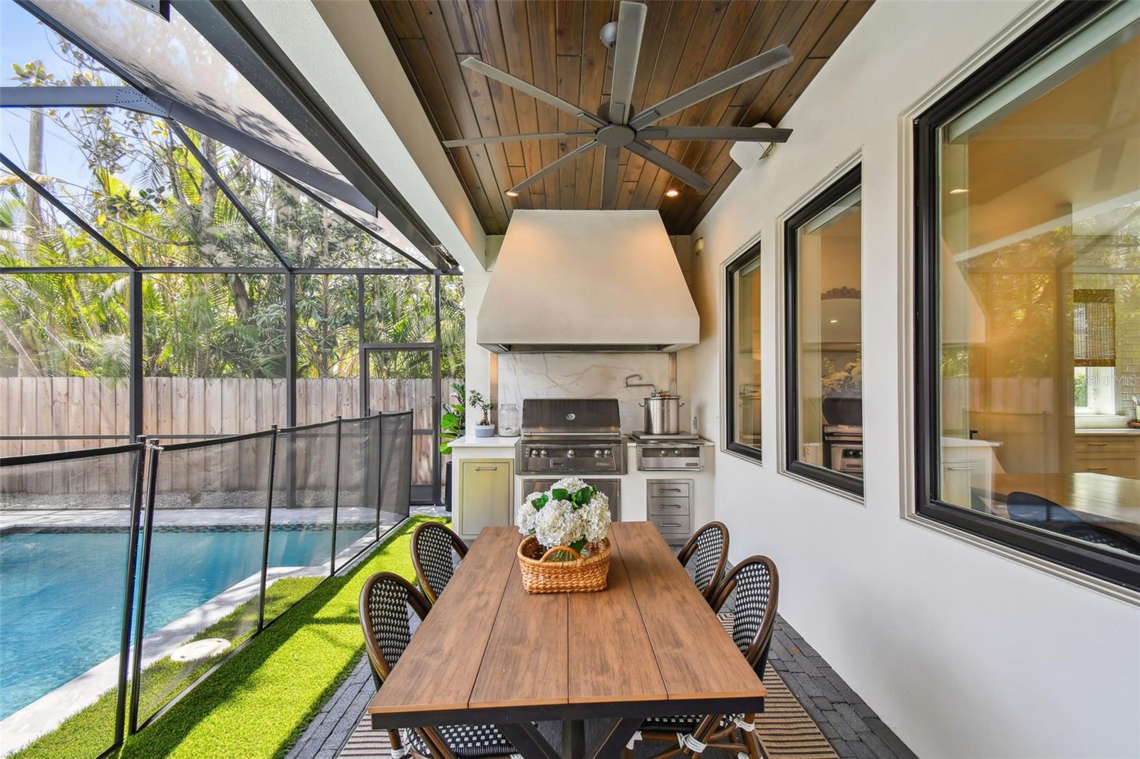 2402 W PARKLAND BLVD, TAMPA, FL, 33609