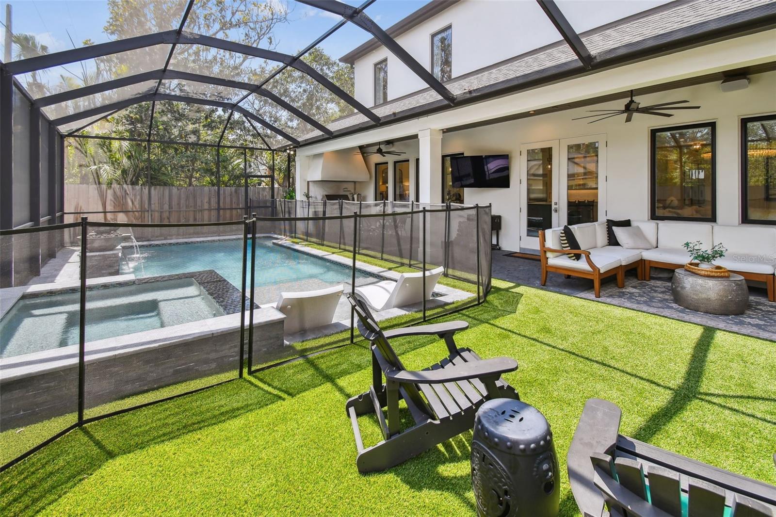 2402 W PARKLAND BLVD, TAMPA, FL, 33609