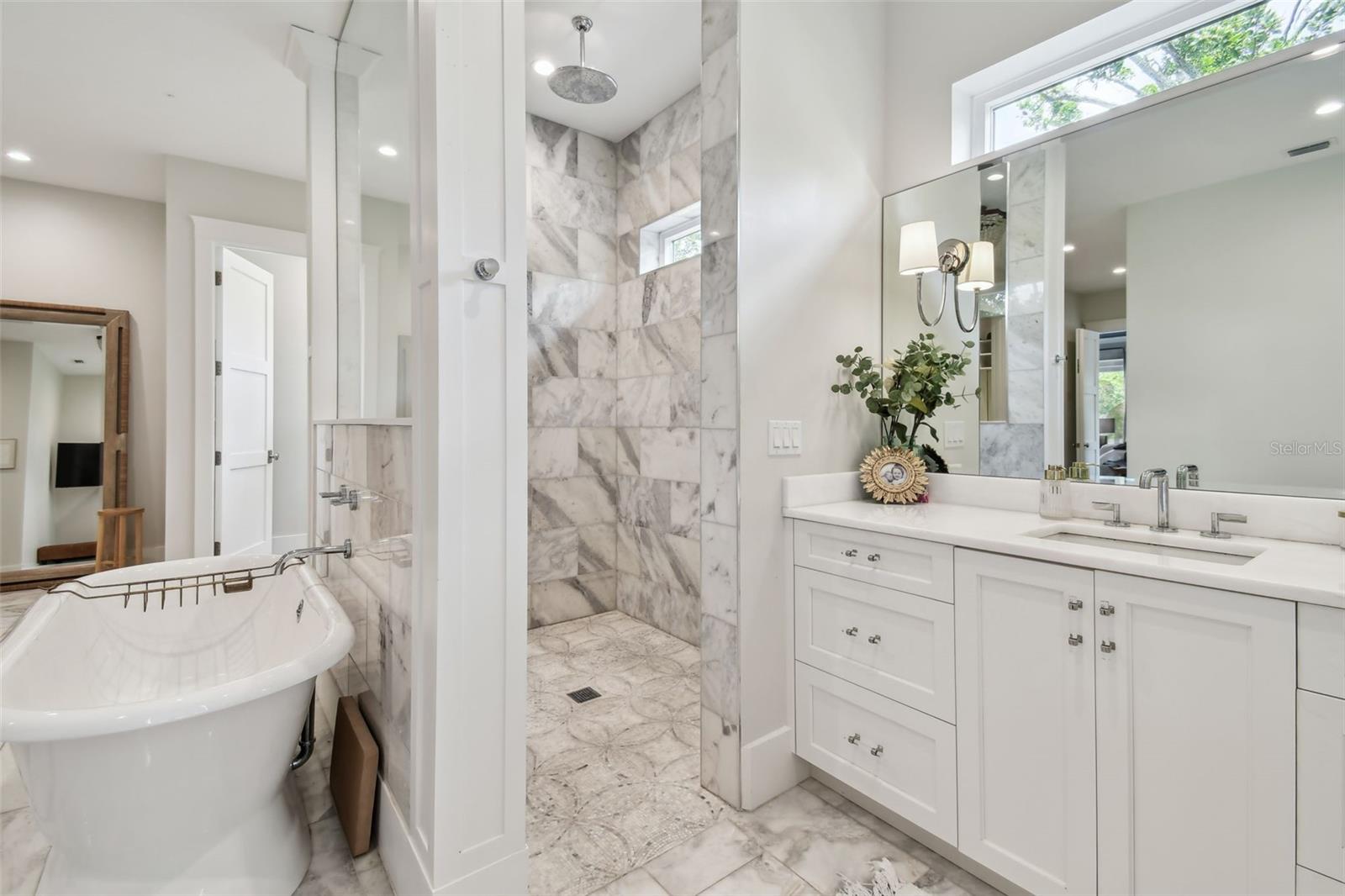 2402 W PARKLAND BLVD, TAMPA, FL, 33609