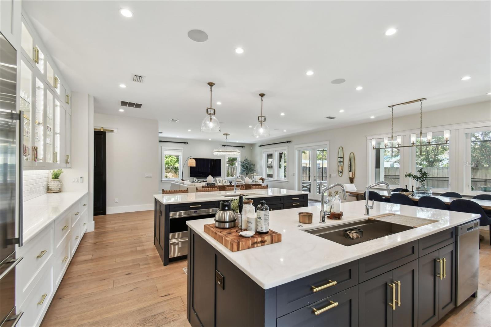 2402 W PARKLAND BLVD, TAMPA, FL, 33609