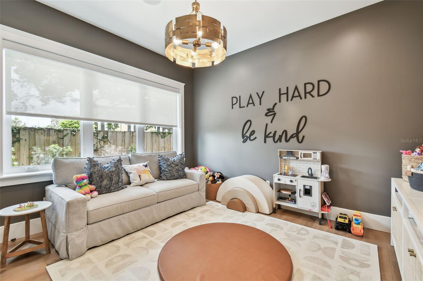 2402 W PARKLAND BLVD, TAMPA, FL, 33609