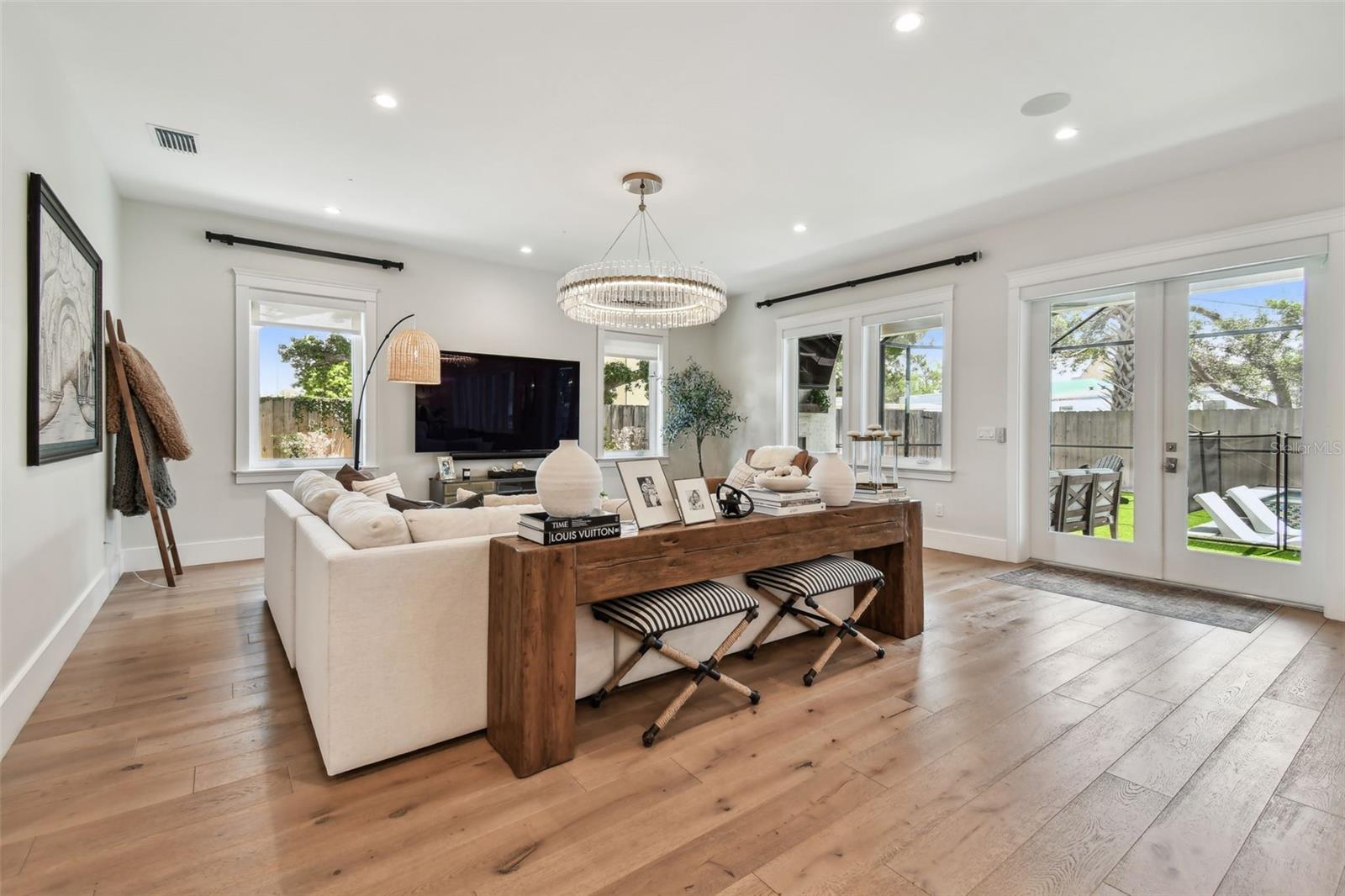 2402 W PARKLAND BLVD, TAMPA, FL, 33609