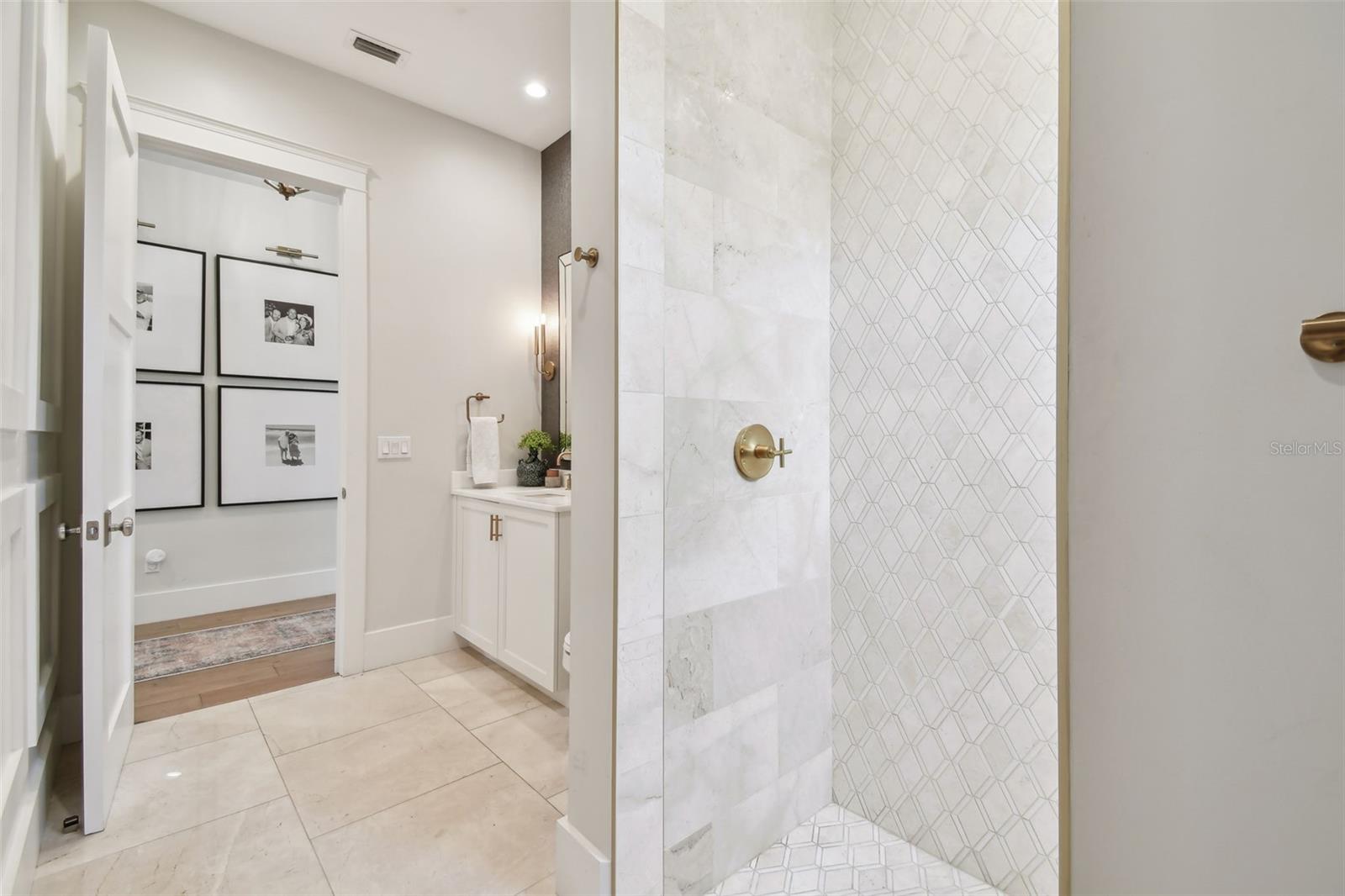 2402 W PARKLAND BLVD, TAMPA, FL, 33609