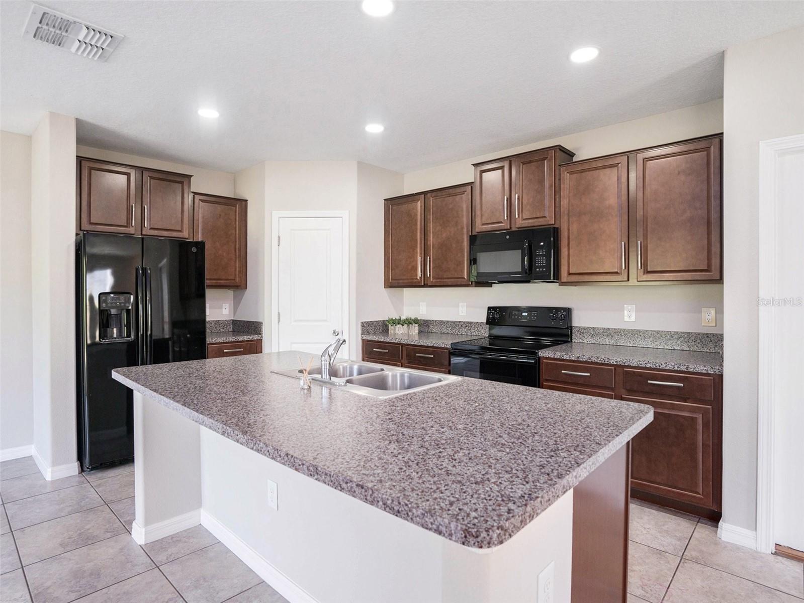 15306 BROAD BRUSH DR, SUN CITY CENTER, FL, 33573