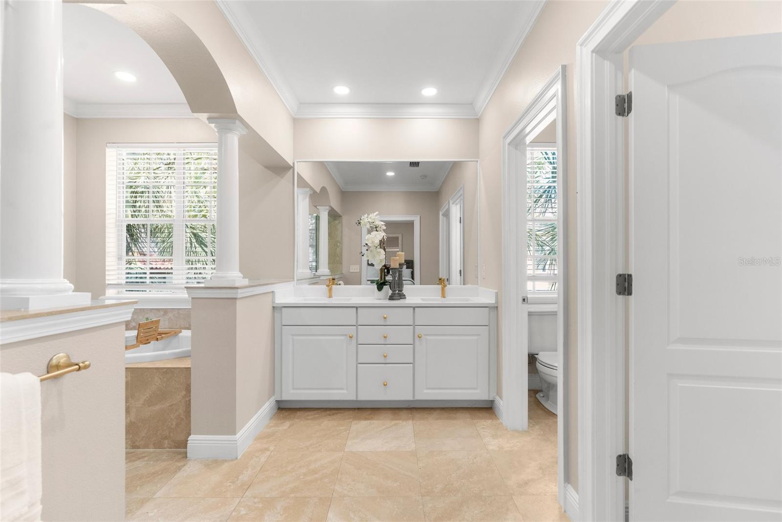 916 HEMINGWAY CIR, TAMPA, FL, 33602