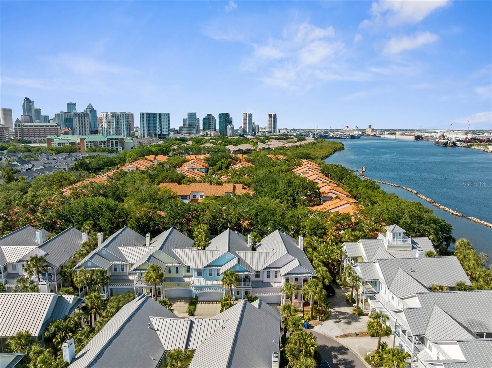 916 HEMINGWAY CIR, TAMPA, FL, 33602