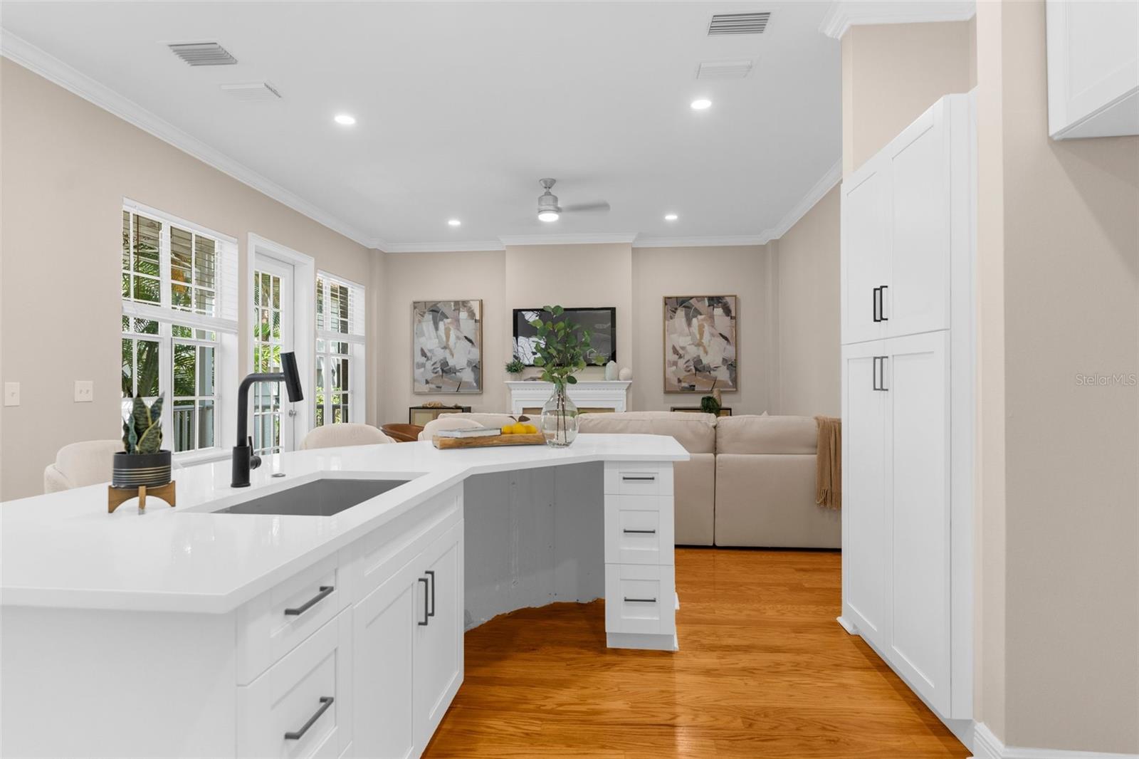 916 HEMINGWAY CIR, TAMPA, FL, 33602