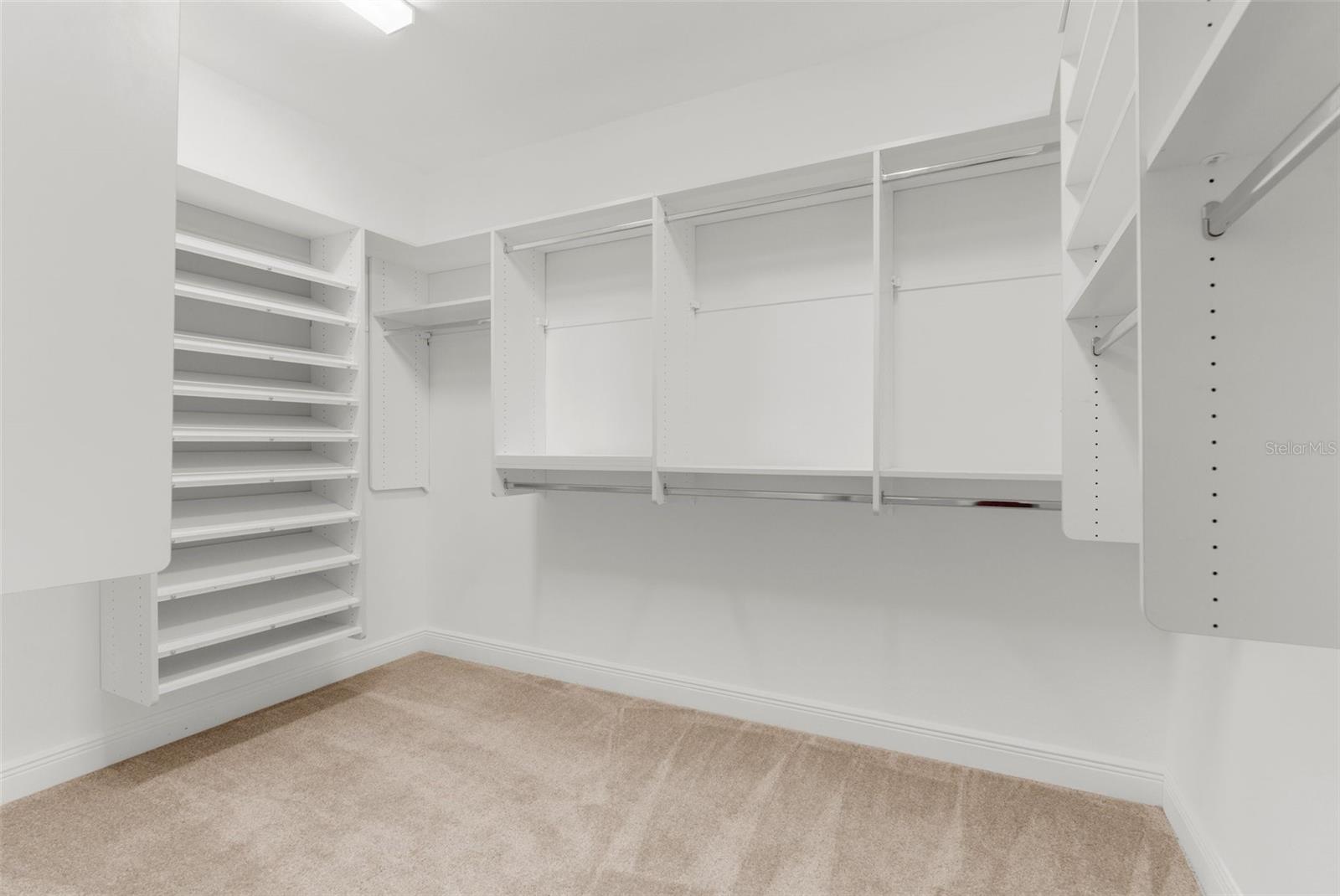 916 HEMINGWAY CIR, TAMPA, FL, 33602