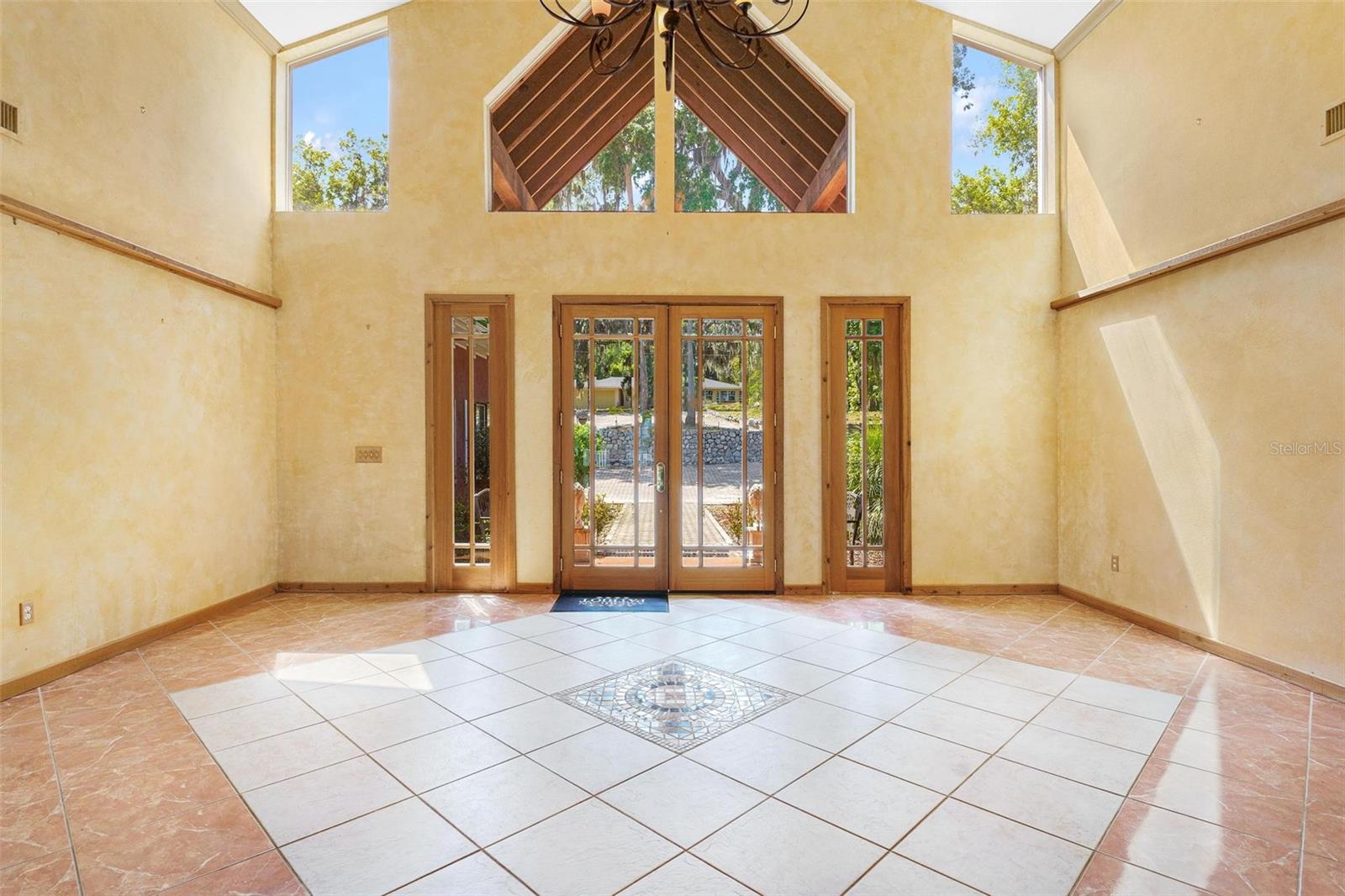 2400 N GRIFFIN DR, LEESBURG, FL, 34748