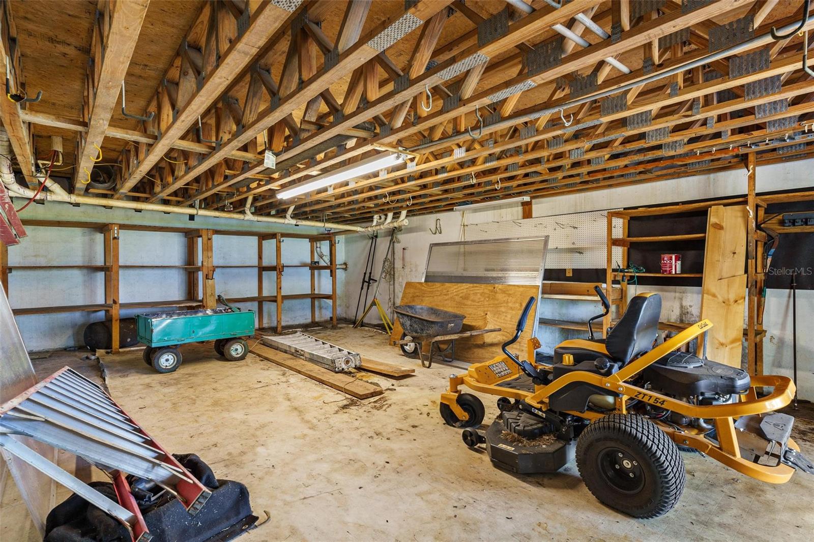 2400 N GRIFFIN DR, LEESBURG, FL, 34748