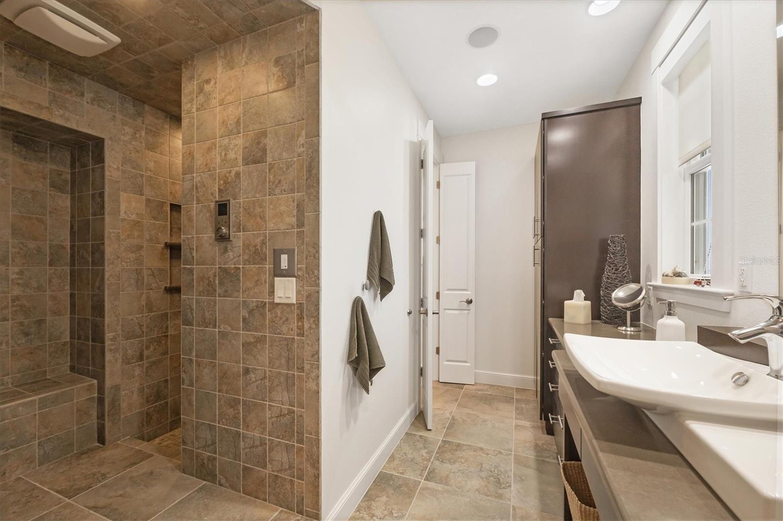 D6142123 Property Photo