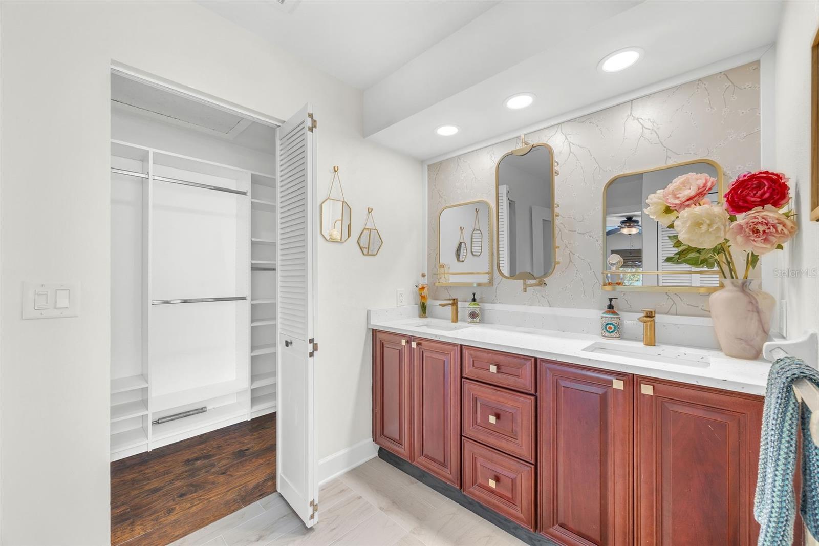 1220 PINELLAS POINT DR S, ST PETERSBURG, FL, 33705