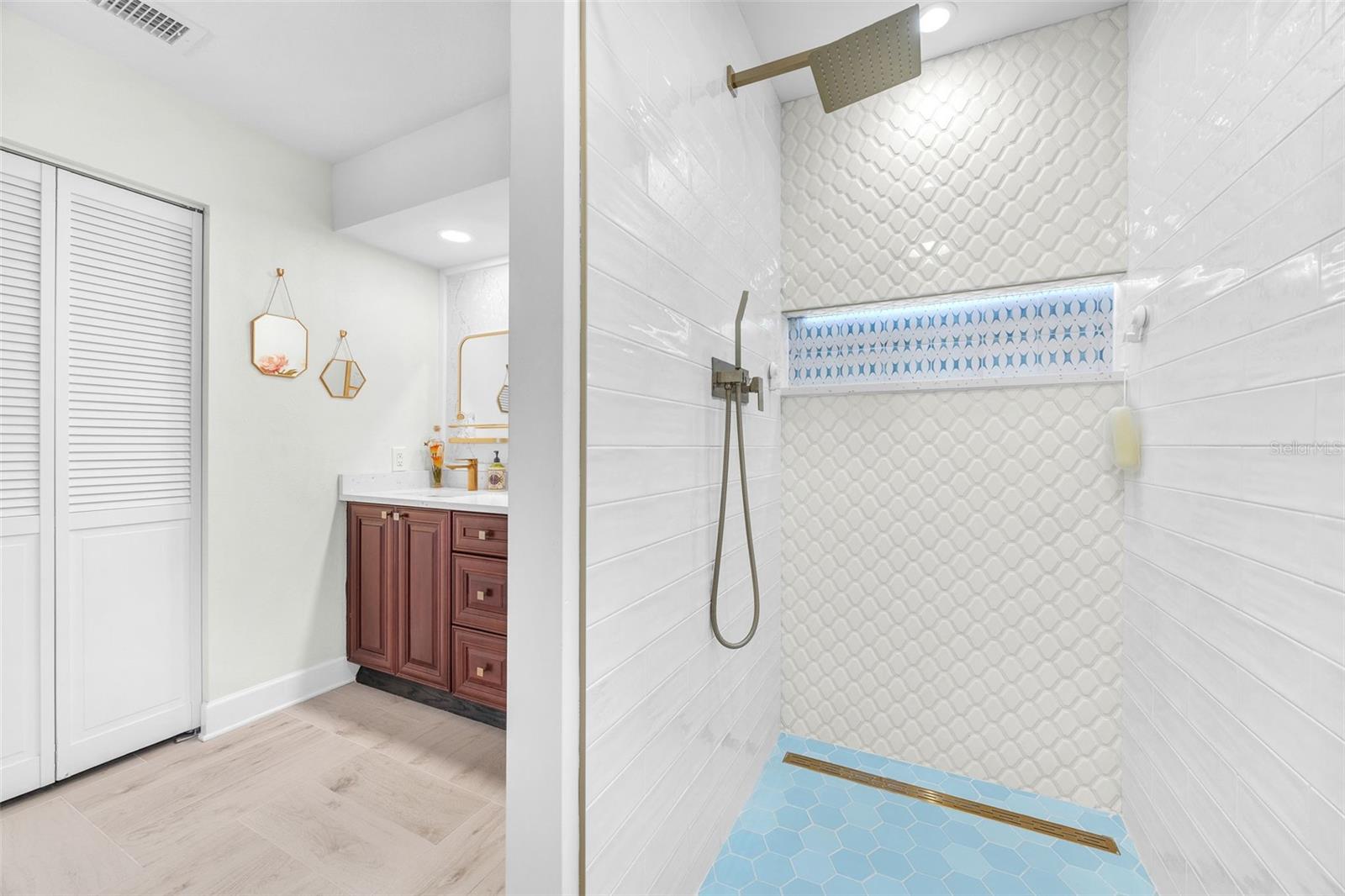 1220 PINELLAS POINT DR S, ST PETERSBURG, FL, 33705