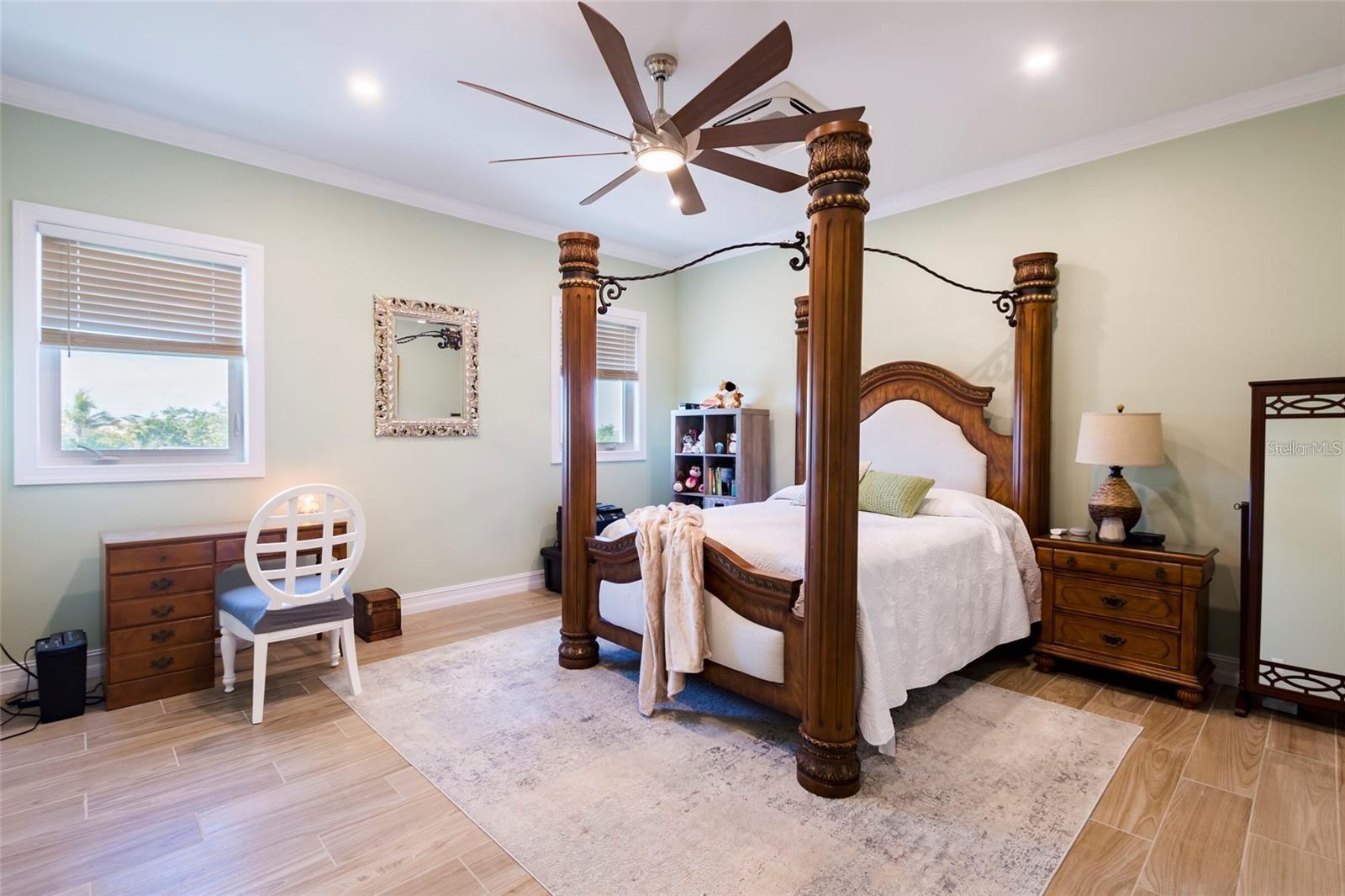 654 JUNGLE QUEEN WAY, LONGBOAT KEY, FL, 34228