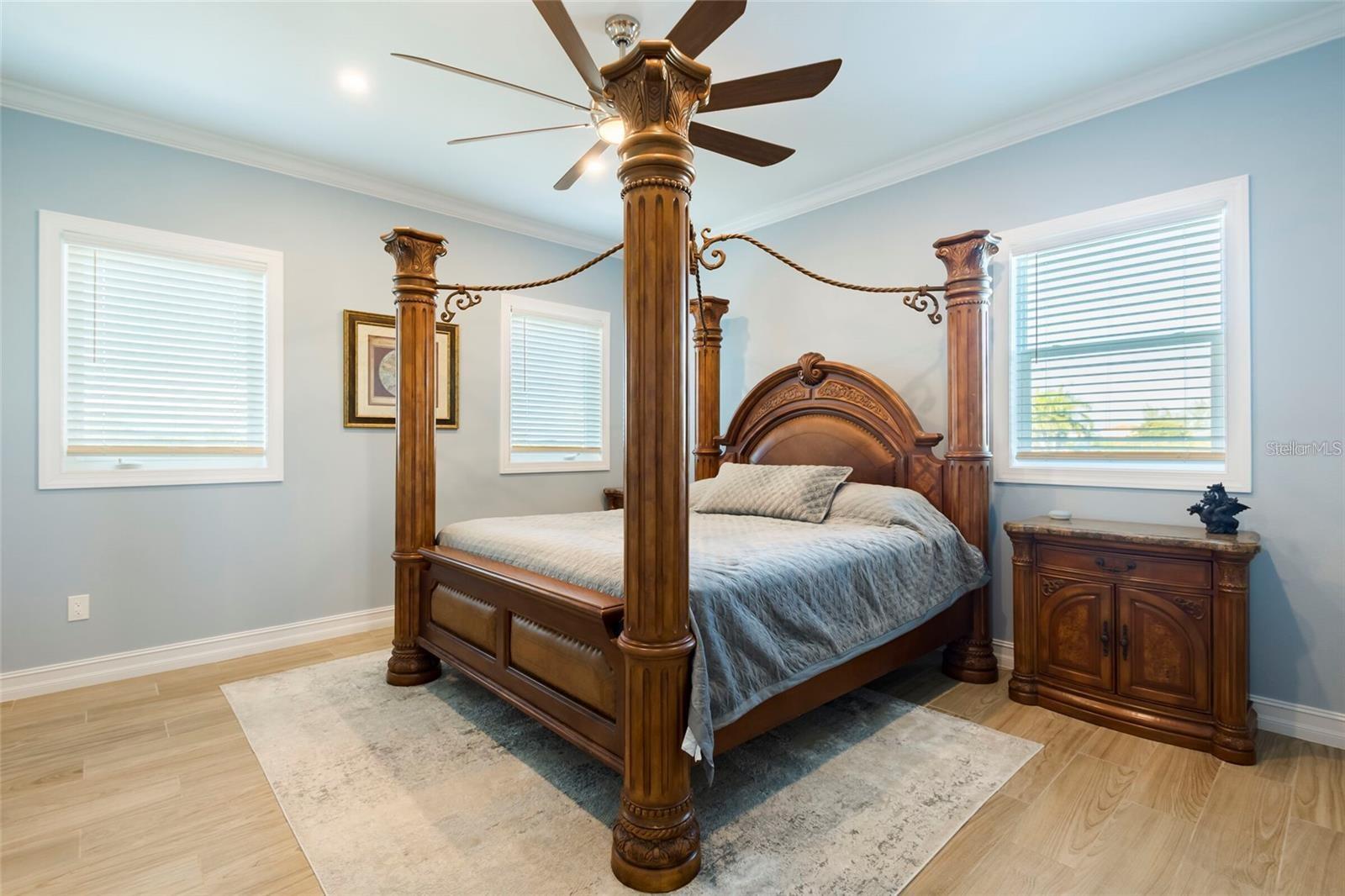654 JUNGLE QUEEN WAY, LONGBOAT KEY, FL, 34228