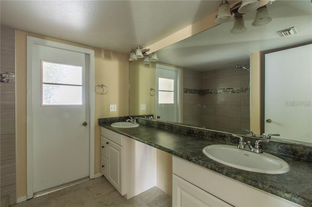 1021 BREEZE DR, LARGO, FL, 33770