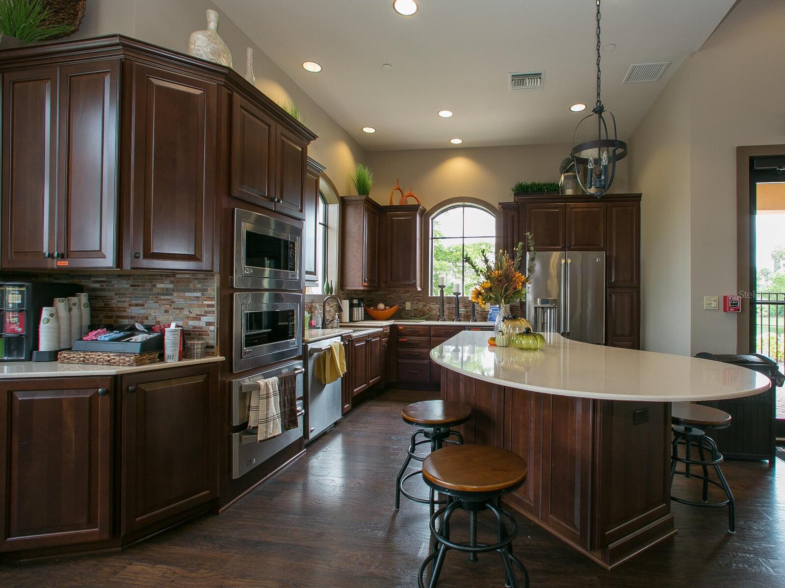 2525 VACCARO DR, SARASOTA, FL, 34231