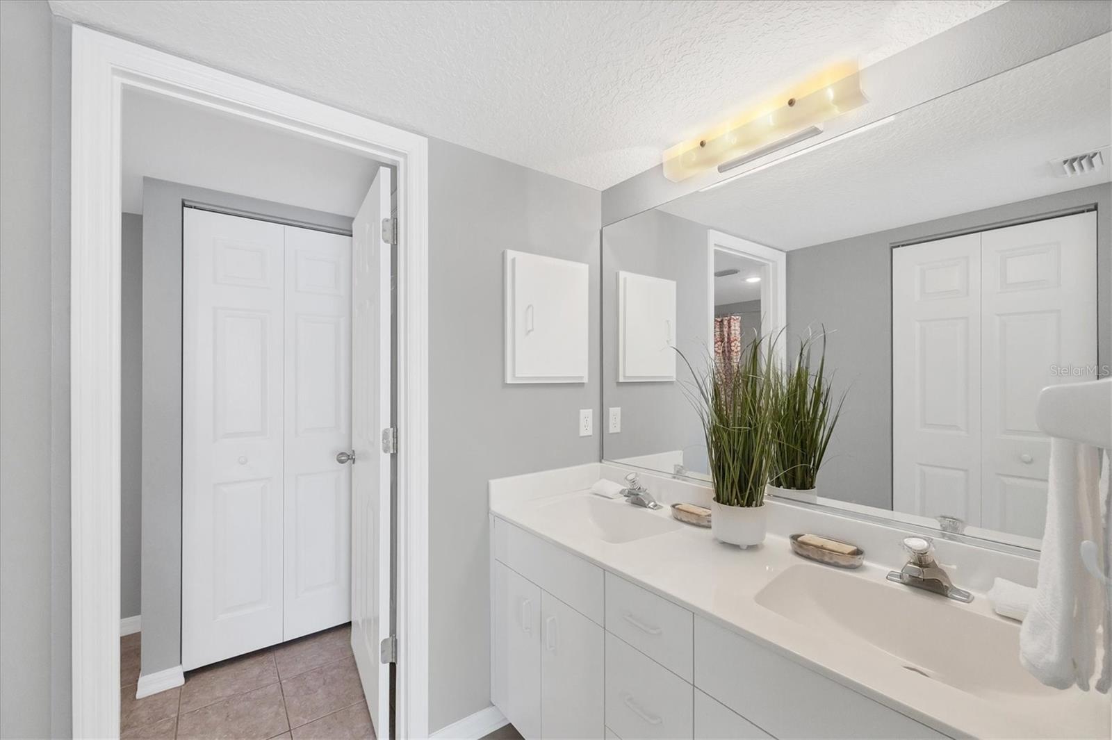 819 MONTROSE DR #102, VENICE, FL, 34293