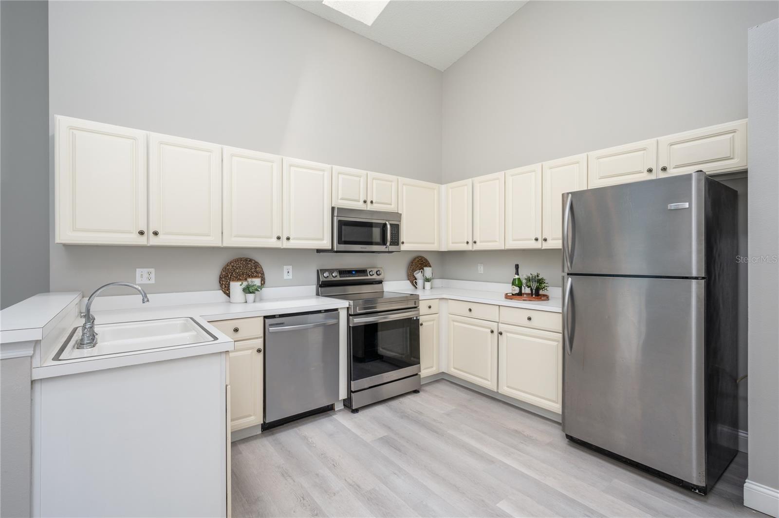 711 SWAN LN, ALTAMONTE SPRINGS, FL, 32701
