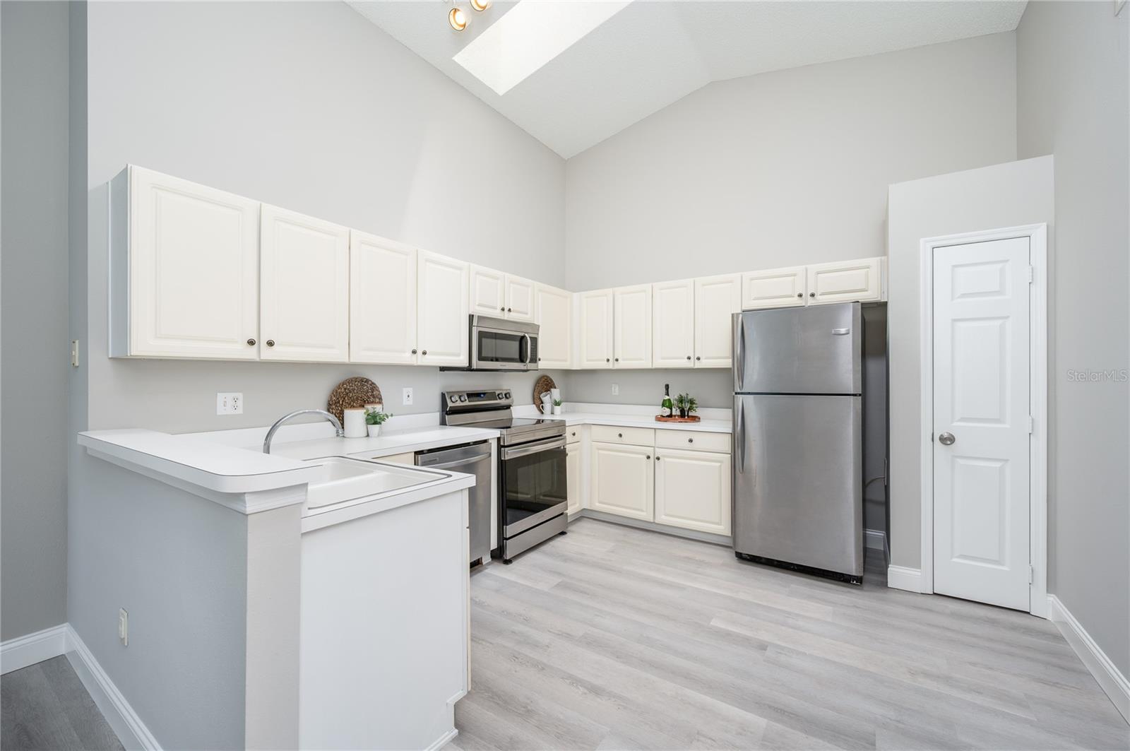 711 SWAN LN, ALTAMONTE SPRINGS, FL, 32701