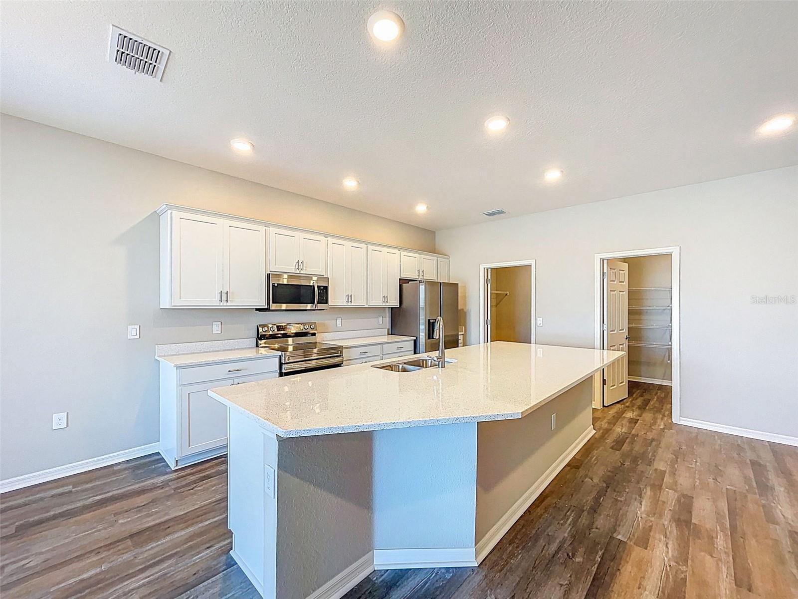 1121 MOUNTAIN FLOWER LN, DAVENPORT, FL, 33837